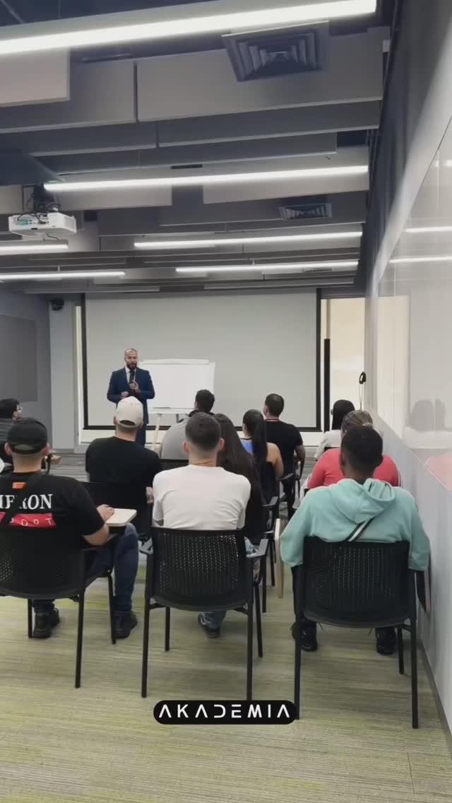 Entrenamiento presencial Akademia — Coach J presentando ante grupo reducido