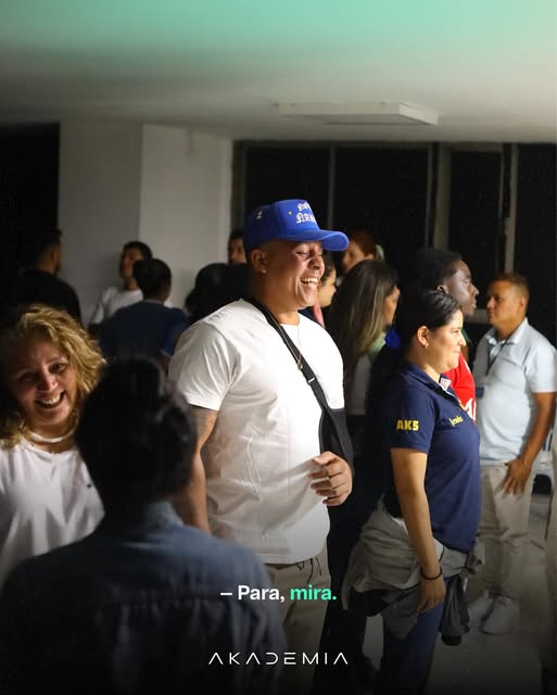 Experiencia presencial Akademia — Para, mira